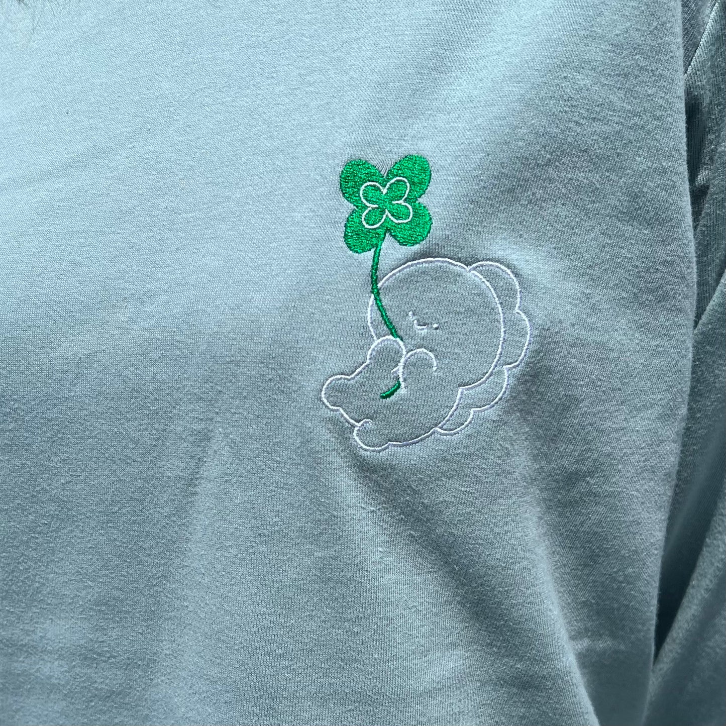 【困りザウルス】幸せのクローバー🍀刺繍長袖Tシャツ【5月中旬発送】