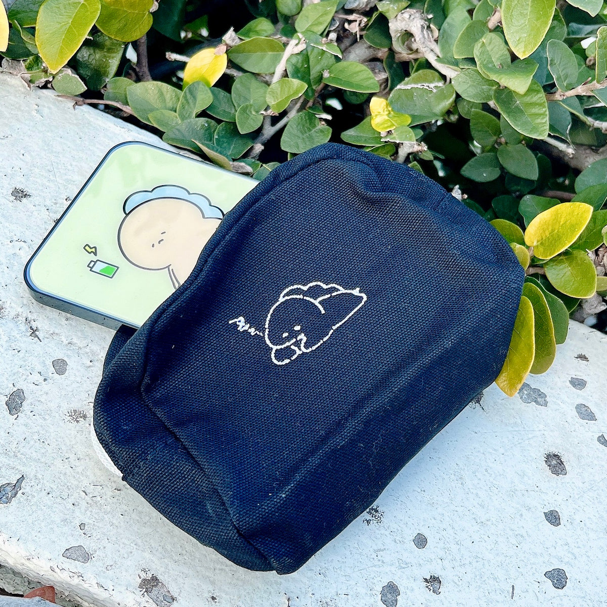 【困りザウルス】刺繍キャンバスポーチ【3月中旬発送】