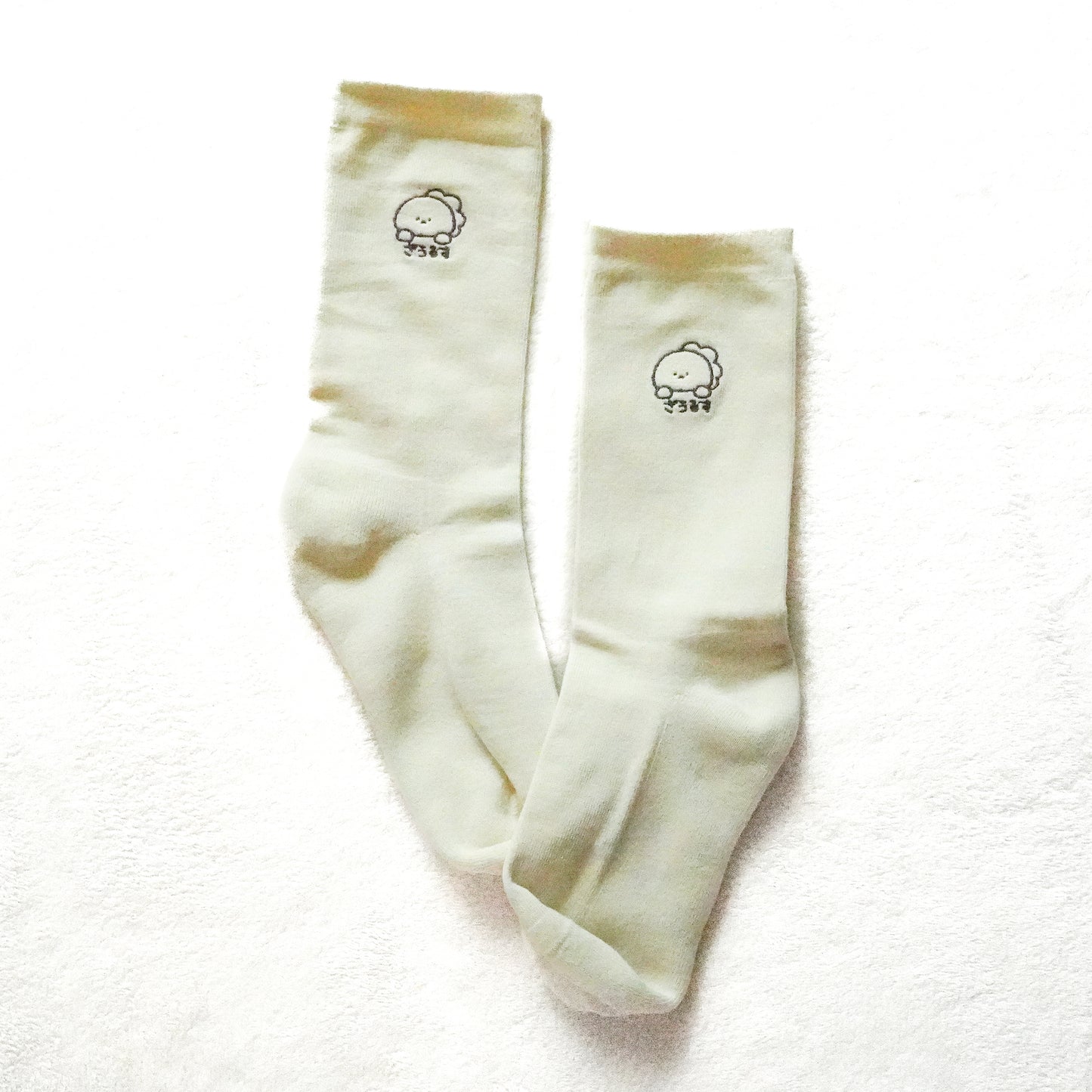 [KOMARIZAURUSU] Saurusu-Stickerei-Socken (Damen) [Versand Mitte August]