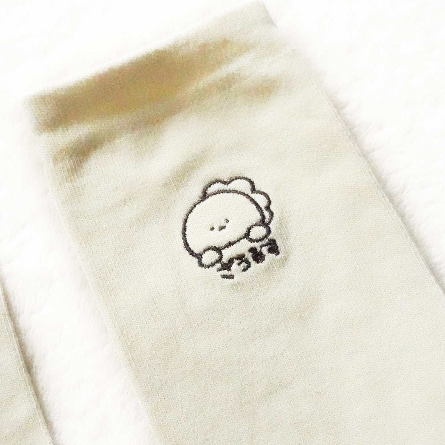 [KOMARIZAURUSU] Saurusu-Stickerei-Socken (Damen) [Versand Mitte August]