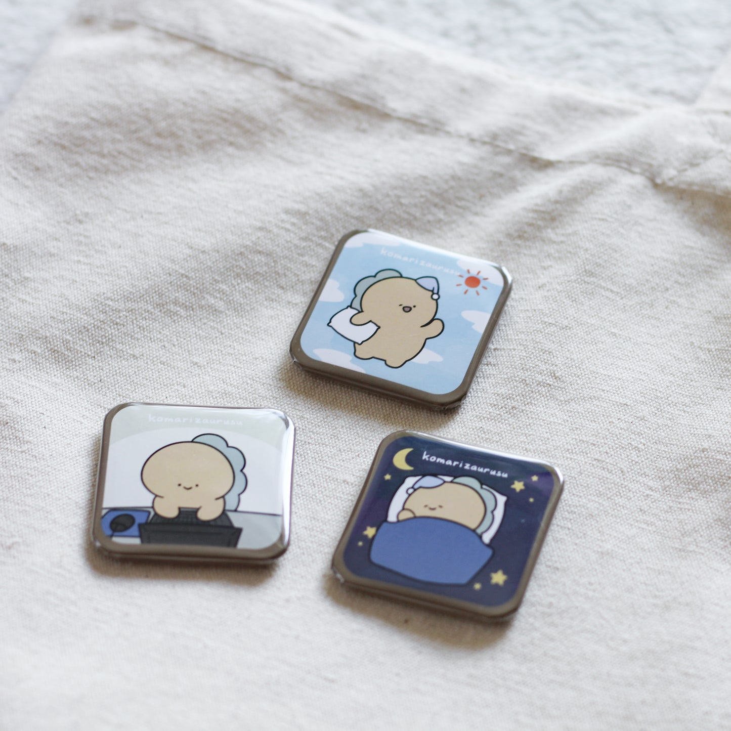 [Troublesome Zaurus] My One Day Square Tin Badge (Set di 3) [Spedito a fine settembre]