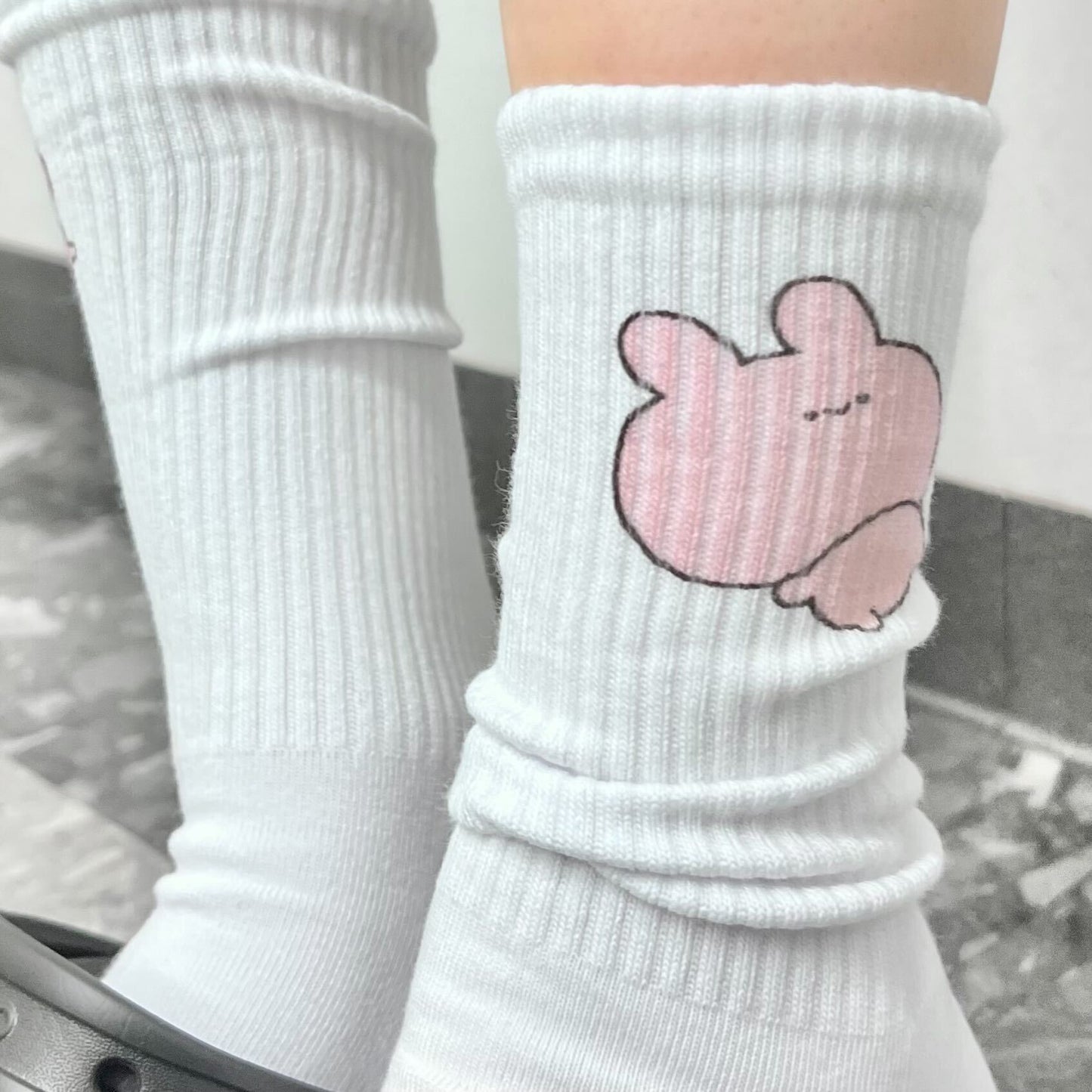 [ASAMIMI-CHAN ] Socken mit Daratto-Print [Versand Mitte November]