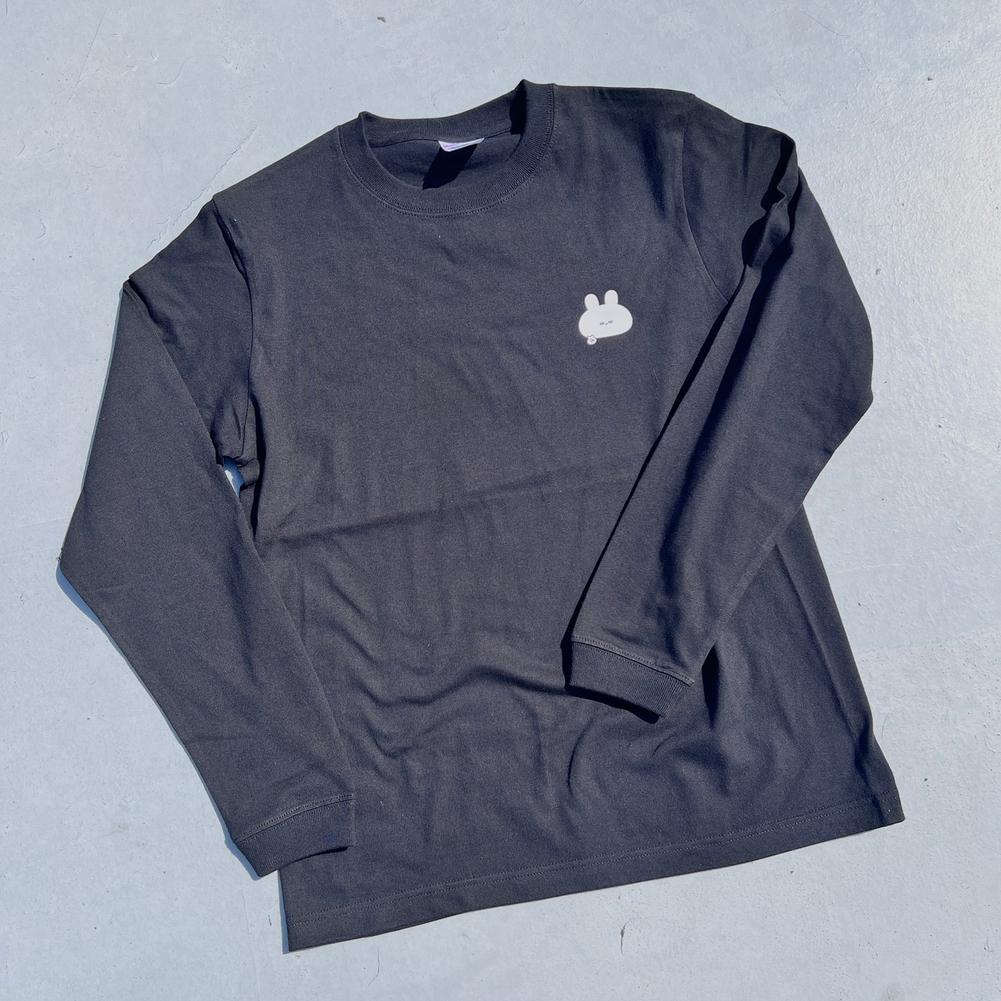 [ASAMIMICHAN] T-shirt à manches longues avec imprimé "demi-clignement des yeux" [Expédition mi-octobre]