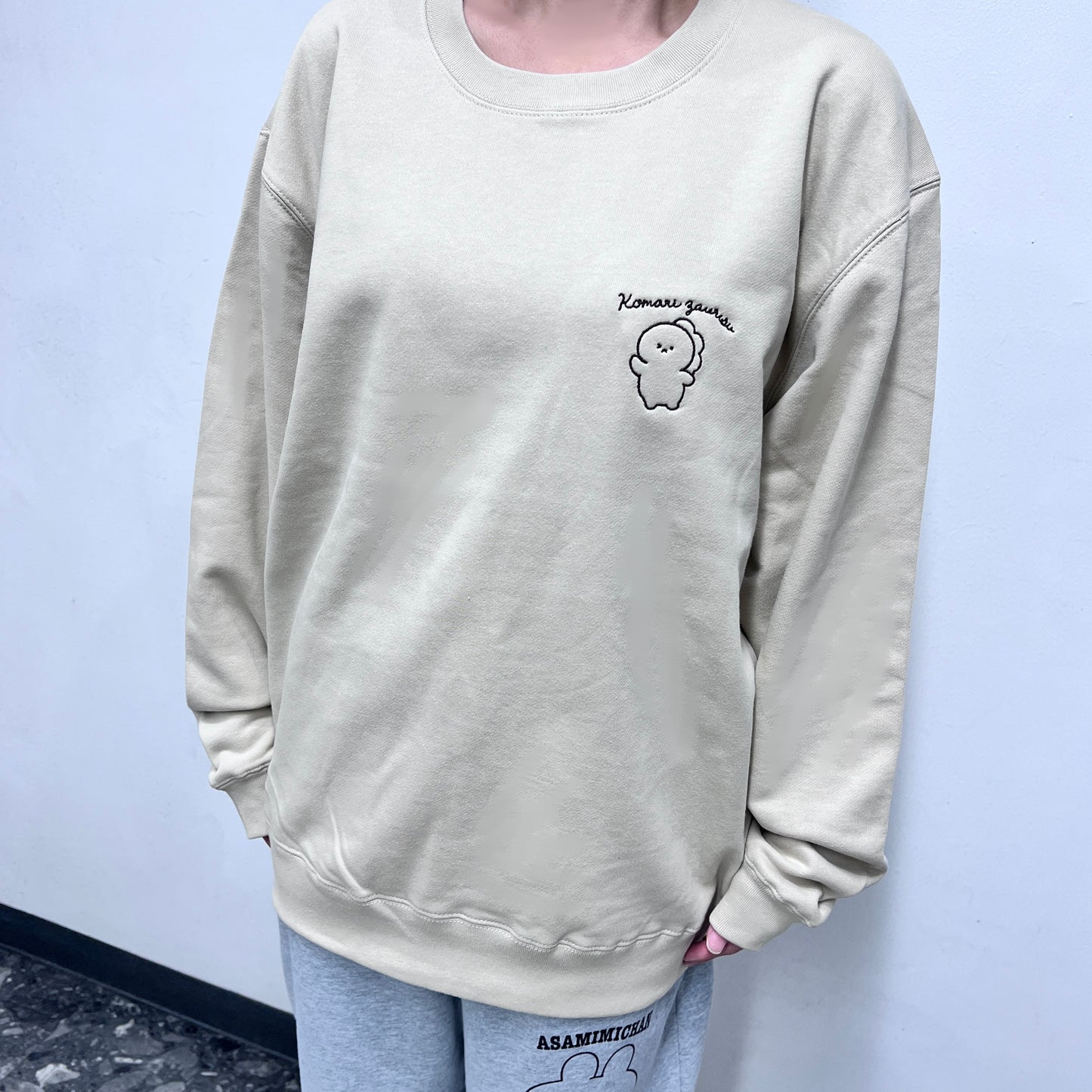 [KOMARIZAURUSU] One-point Embroidery Sweatshirt [Shipping in mid-November]