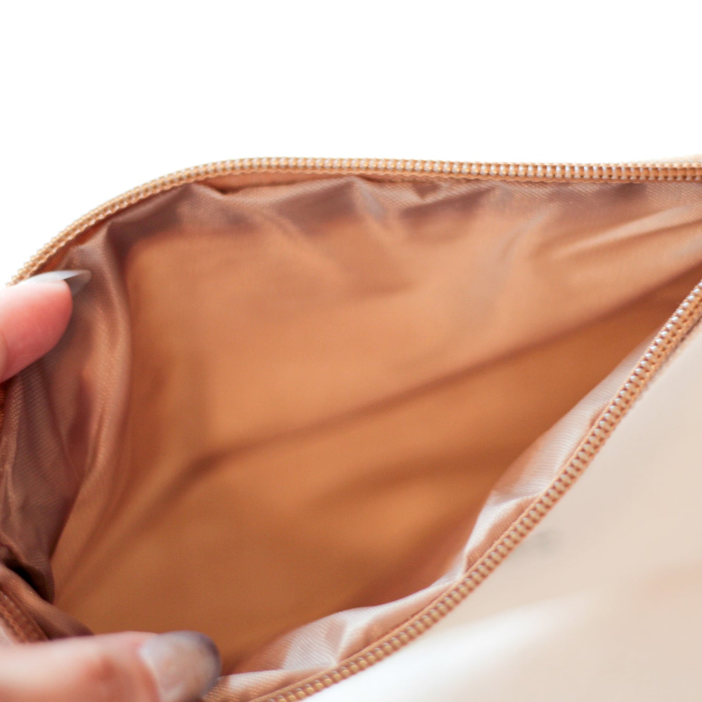 [KOMARIZAURUSU] Donut Mogumogu Flat Pouch [Shipping in mid-October]