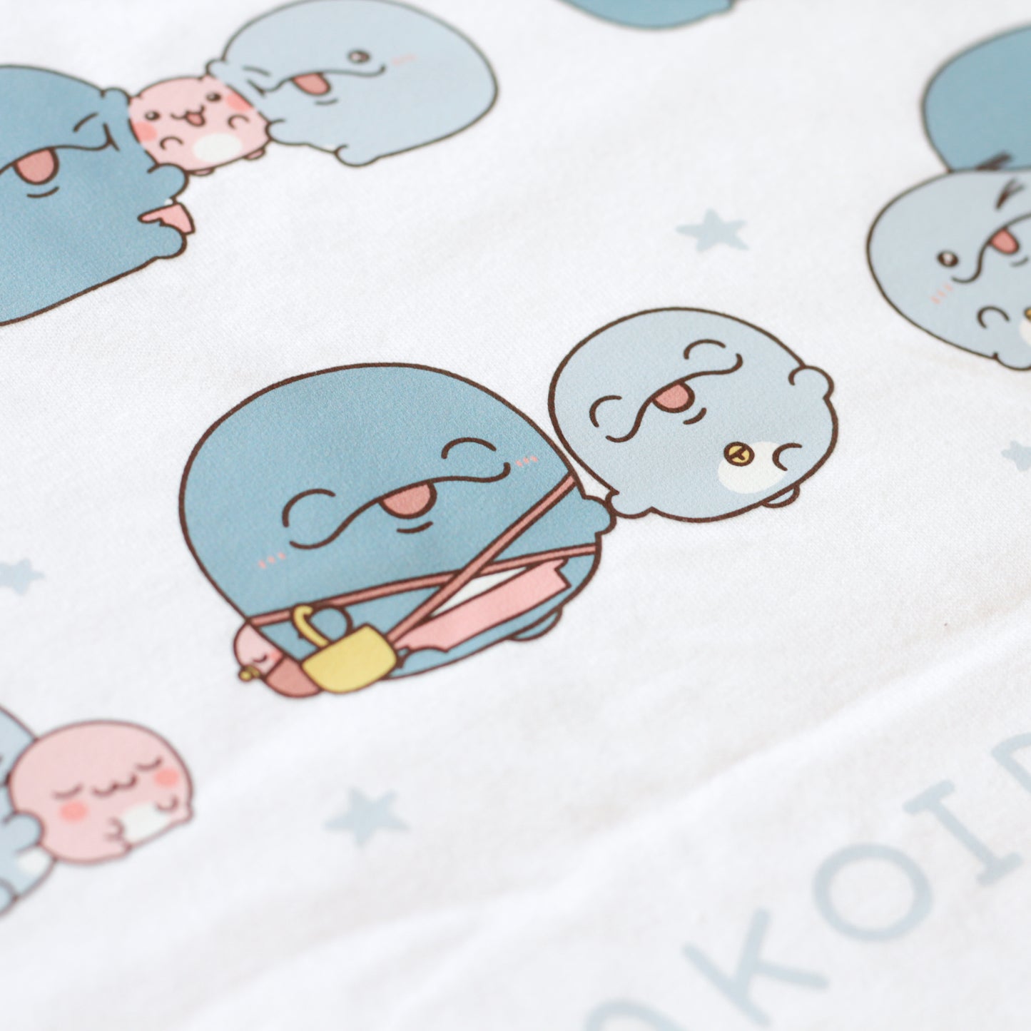 [OYAKOIRUKA] Besticktes & bedrucktes beidseitiges T-Shirt [Versand Ende Mai]