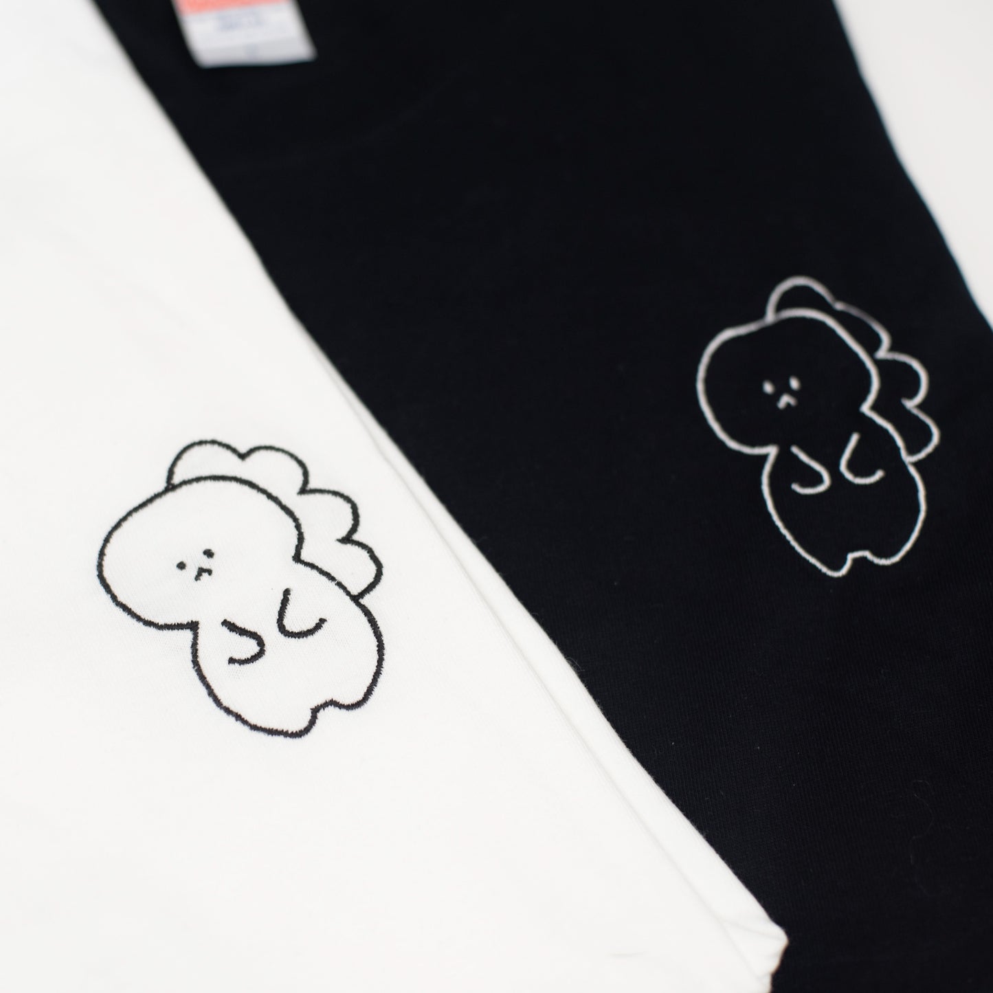 [Troublesome Saurus] Short sleeve embroidered T-shirt