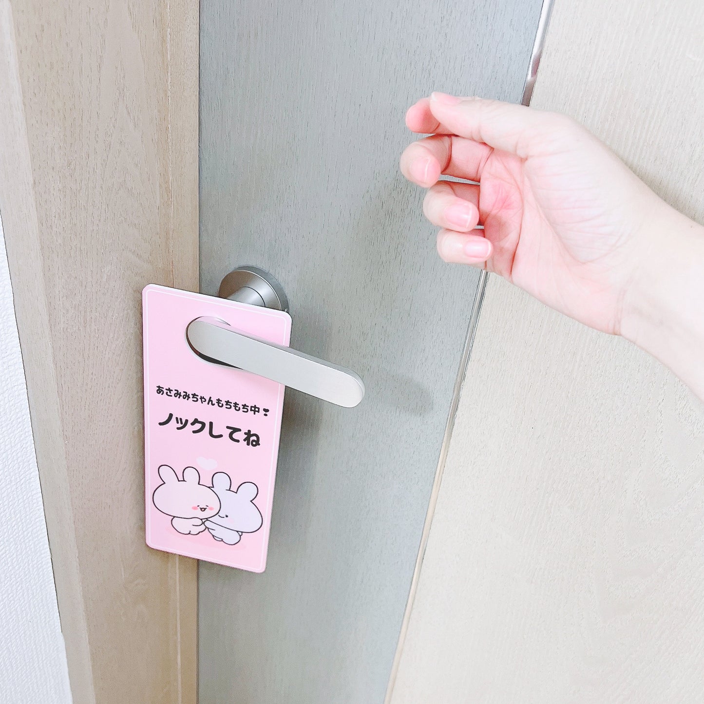 [Asamimi-chan] Etichetta della porta posizionata